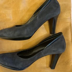 Gorgeous Gray Suede Aquatalia Pumps 9.5